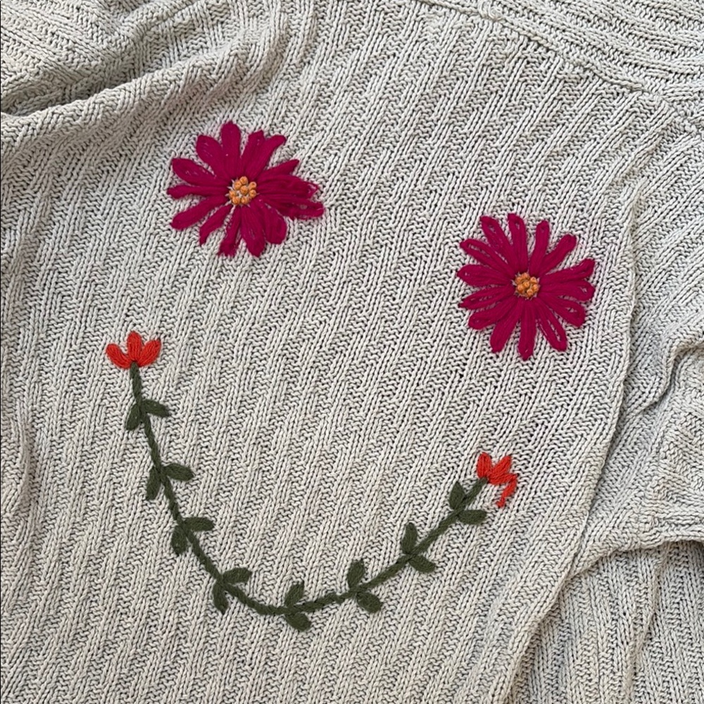 Natural Life Gray Cream Sweater with Floral Smile Design XS//S - Picture 2 of 8